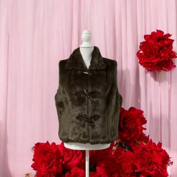 Metro 7 Jackets & Blazers - METRO 7 BROWN FAUX FUR VEST WITH 3 TOGGLE BUTTON CLOSURES‎ SIZE XL